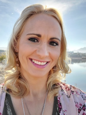 Photo of Elissa Evans